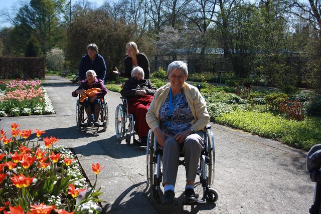... die Sonne und die Pflanzen gemeinsam genießen ...