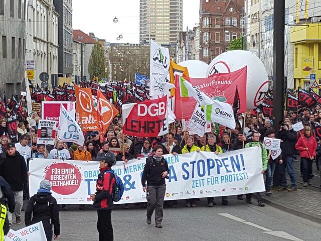 Lehrter Gewerkschafter im Demonstrationszug | Foto: DGB Lehrte