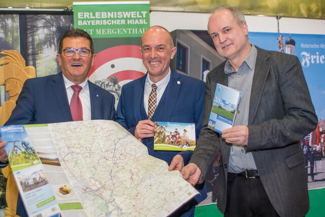 AFA 2016 - Wirtschaftsstaatssekretär Franz Josef Pschierer (links) mit Aichach Friedbergs Landrat Klaus Metzger (mitte) am Stand des Wittelsbacher Landes