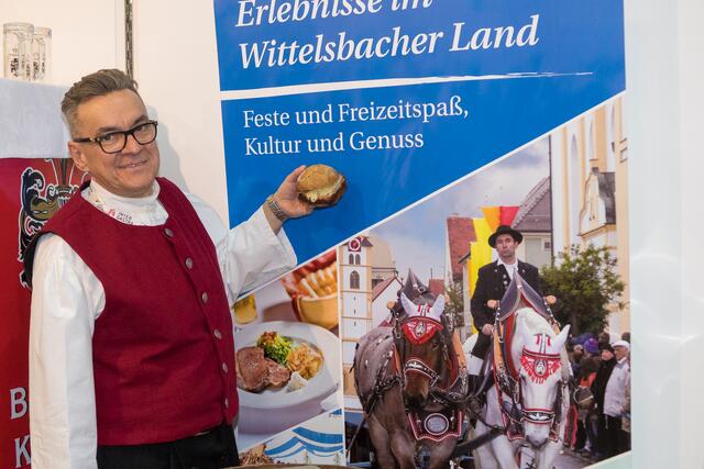 AFA 2016 - Markus Lorenz (Handwerkerschaänke Friedberger Zeit) serviert leckere Schmankerl