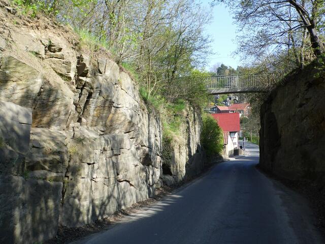 Wenn man den Ort von Westen her betritt, muss man diese kleine Schlucht passieren, die der Straße geradeso Platz lässt.