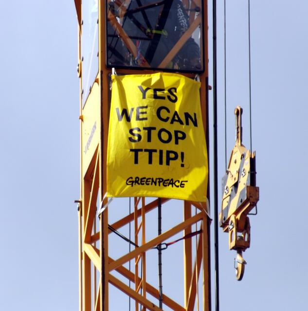 Greenpeace hißt das Banner am Kran