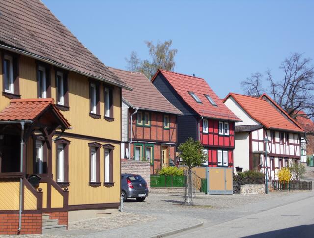 Schon diese Fassaden vermitteln einen gemütlichen und romantischen Anblick. So wirkt auch der ganze Ort.