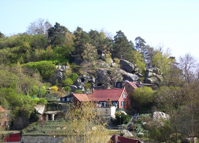 Danach ergibt sich dieser Blick auf den Ort mit den darüberliegenden Ruinen der Altenburg.