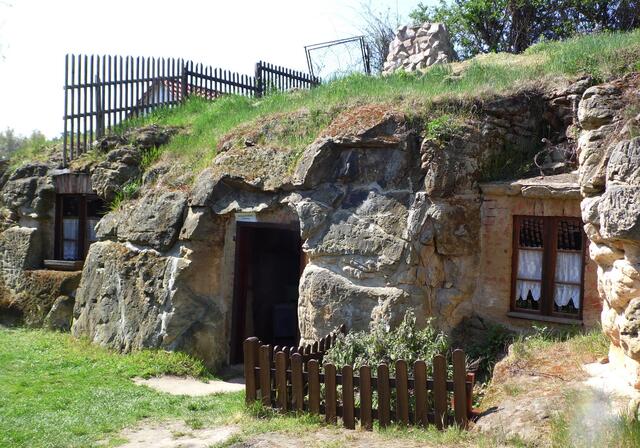 Auch im Auenland soll es Hobbits gegeben haben, die in Wohnhöhlen lebten.
