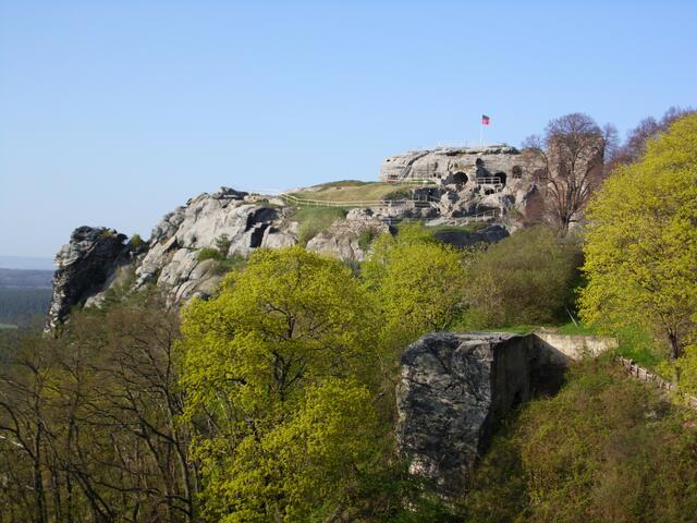 Wir starten unsere Wanderung an der Burgruine Regenstein bei Blankenburg. Einst sollen darauf auf hohem Fels auch Raubritter gehaust haben.