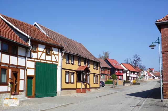 Die Fachwerkhäuserzeilen haben sich ordentlich herausgeputzt.