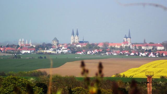 Von anderer Warte geht der Blick nach Halberstadt mit seinen sehenswerten mittelalterlichen Kirchen hinüber.