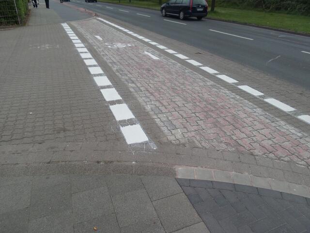 Bild 3, und folgende Bilder: Renovierung der Radweg-Furt: Wegfall der Rotfärbung des Radweges selber, und nur noch wenig kontrastreiche Markierungen in weiße Farbe. An einer Stelle mit beidseitig zu benutzendem Radweg, an der nach Statistik 10 x so viele Rad-Unfälle passieren wie an Straßen, an denen es auf beiden Seiten einen Radweg gibt. Fotos 3 bis Ende: http://www.ADFC-Langenhagen.de