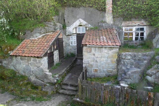 Nach Aufgabe der Burg entstand hier auch die erste Höhlenwohnung.