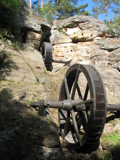 Darunter im Kiefernwald liegt die Regensteinmühle. Von ca. 1150 bis zum Jahr 1450 war sie in Betrieb. Die rekonstruierten Räder haben einen Durchmesser von etwa fünf Metern. Darüber befinden sich im Fels zwei 20 Meter lange Wasserstollen.