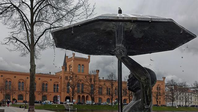 Skulptur „Schirmkinder“ (Bildhauer Stephan Horota) am Schweriner Pfaffenteich, im Hintergrund das Arsenalgebäude. Foto: Helmut Kuzina