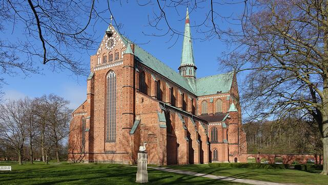 Die rund 650 Jahre alte Kirche zeigt den zisterziensischen Baustil in nahezu perfekter Weise. Weil es den damaligen Baumeistern an Baustoffen mangelte, wurden Backsteine gebrannt. Jeder der charakteristischen roten Ziegel wurde von Hand gefertigt. Foto: Helmut Kuzina