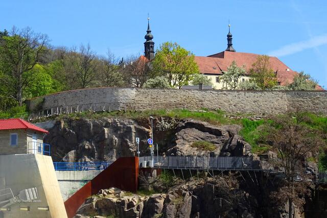 ...der Blick zum Radweg 6, der an Felsen unterhalb...