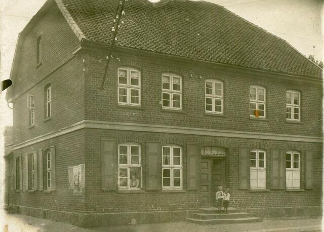 Dorf-Schule Brome, hier wurde Adolf Falke eingeschult, um 1895. Unten befanden sich die Unterichtsräume, im 1. Stock wohnten die Lehrer. Foto: Gerd Blanke, Brome.
