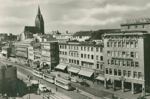 Karmarschstraße mit Falke-Bauten Westermann (Arkaden, Bildmitte), dahinter Heutelbeck und I.G. von der Linde, Eingang Osterstraße, um 1956.