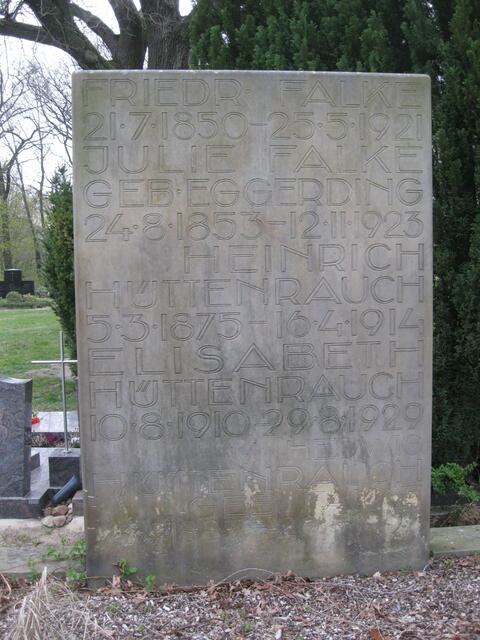 Grabstein Familie Falke und Hüttenrauch in Brome. Foto: Gerd Blanke.