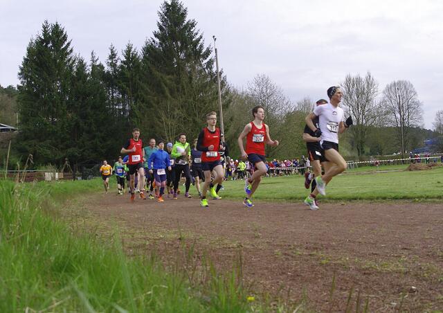Start der über 100 Starter der Hauptläufe über 5 & 10 km