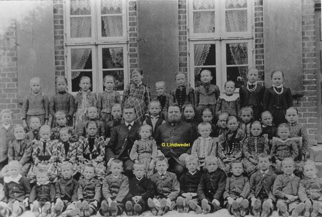 Organist, Kantor und 1. Lehrer Georg Lindwedel inmitten seiner Schülerinnen und Schüler. Da das Foto mit "um 1895" datiert ist, könnte Adolf zu sehen sein. Wo? Dies konnte leider nicht ermittelt werden. Foto: Gerd Blanke, Brome (Georg Lindwedel ist der Urgroßvater von Gerd Blanke).