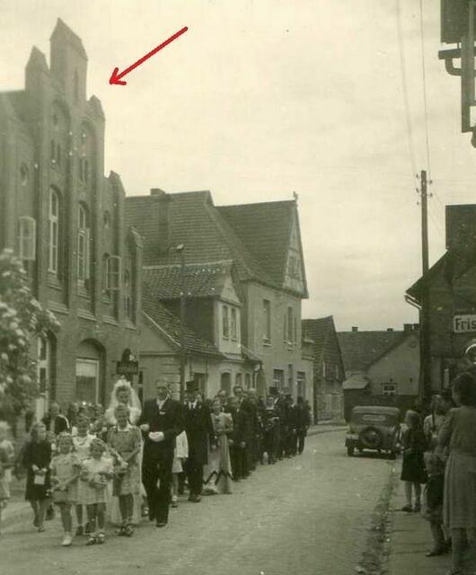 Dieses prächtige Bürgerhaus (Pfeil) entwarf Friedrich Falke, der Vater von Adolf. Foto: Gerd Blanke.
