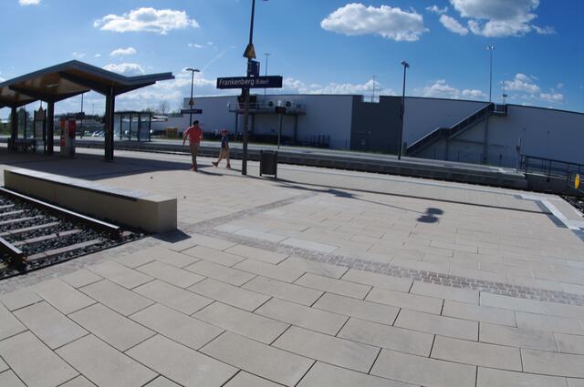 nicht ganz hässlich, aber sicher auch nicht schön: der Bahnhof