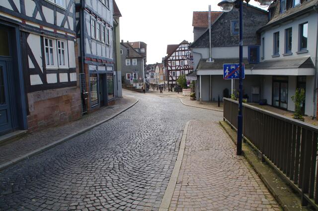 Die Ritterstraße, noch unversehrt in alter Schönheit, aber wie lange noch? Auf der Sanierungsseite heißt es nur " An der Zufahrt der Straße Dellbrücke wird eine bestehende Sandsteinmauer saniert und das vorhandene Kopfsteinpflaster aufgenommen und neu verlegt." Was auch immer das bedeuten mag...