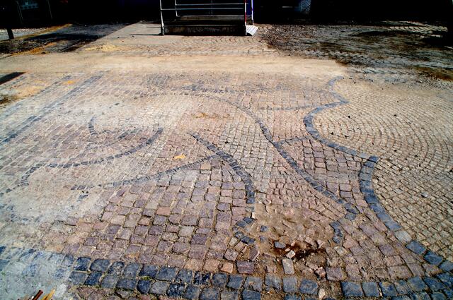 Der todgeweihte Löwe: Das Frankenberger Wappentier, schon gezeichnet von Baggern und Baumaschienen