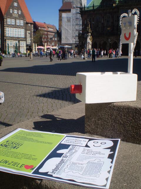 Bremen, 5. Mai 2016: CICERO-BAKI mit Pinkulus und ein BAKI-Dokument zur Veranschaulichung der These "In einer Bremer Schule darf ein guter Geist wirken dank der Bremer Verfassung"