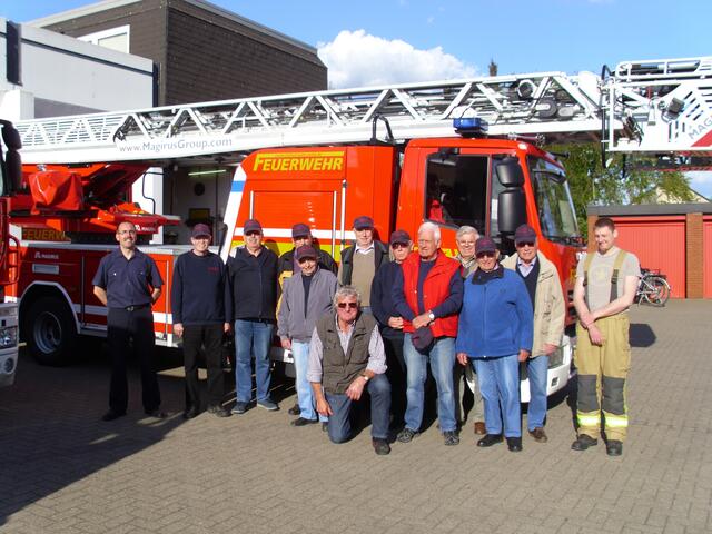 Gruppe vor der Drehleiter