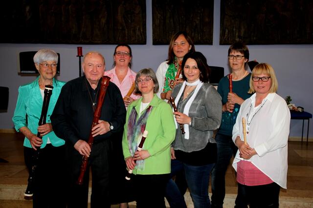 Das Blockflötenensemble "Flauti Concertanti" mit v. l. Gisela Mudrich, Dieter Mörtl, Karolina Wörle, Marwe Hannich, Cornelia Burkard, Anja Langenbucher-Kapfer, Ilse Nuber und Hildegard Frankenreiter spielte in der Kapelle der Kreisklinik Wertingen.