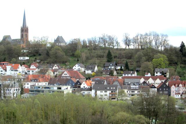 Im Vordergrund unten die Ederaue am 15.04.2016, hinten erhebt sich der Frankenberger Burgberg