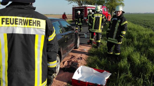 Feuerwehrleute haben die Unfallstelle gesichert | Foto: Feuerwehr Jeinsen