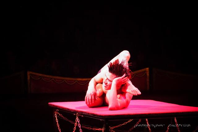 Cesar Pindo – Kontorsion......nein, dieser Künstler konnte kein Knochengerüst haben...