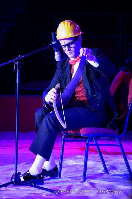 hier ein Vocalstück mit Kleiderbügel und singender Säge...