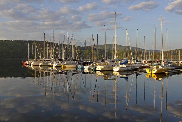 Still ruht der Edersee zu Tagesbeginn