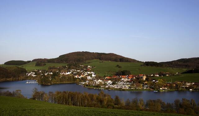 Blick auf den Diemelsee und den Ort Heringhausen vom Diemelsteig.