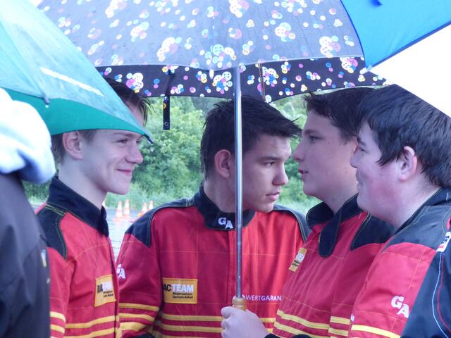 Regen auch bei der Siegerehrung, aber trotzdem geht das Lachen noch