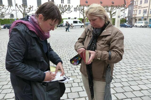 Ende der Stadtführung ............ Kathrin macht die Taler locker :-)