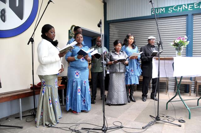 Interkultureller ökumenischer Pfingstmontags-Gottesdienst auf der Bernwardswiese in Döhren