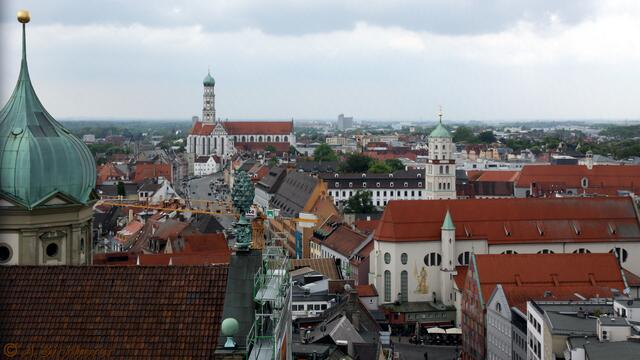 Links hinten ist St. Ulrich (Katholisch und kleiner davor evangelisch), rechts davon die Moritzkirche