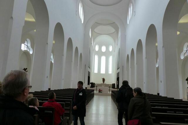 mal eine ganz andere Kirche ....... mit dem Blick auf das Wesentliche und OHNE Kreuz ...... - eine Oase der Ruhe ....