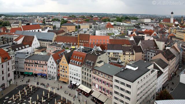 Im Vordergrund ist der Rathausplatz, die Kirche rechts hinten ist die Hl. Kreuz-Kirche