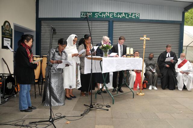 Interkultureller ökumenischer Pfingstmontags-Gottesdienst auf der Bernwardswiese in Döhren