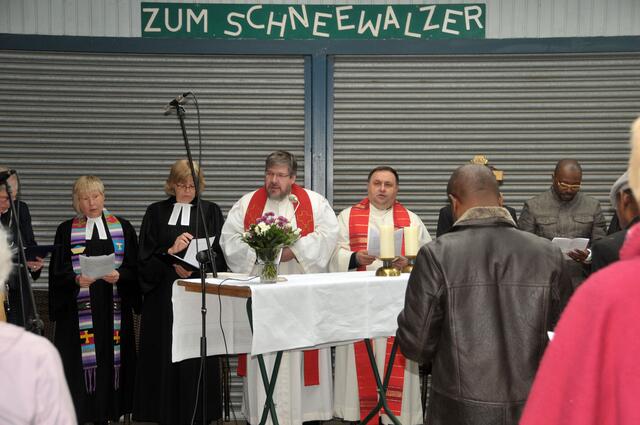 Interkultureller ökumenischer Pfingstmontags-Gottesdienst auf der Bernwardswiese in Döhren