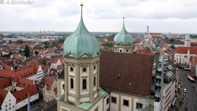 Die beiden Zwiebeltürme mit dem Rathaus dazwischen, hier ist das Gerüst deutlich zu sehen.