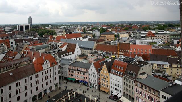 Links oben ist der Hotelturm im Volksmund auch Maiskolben genannt