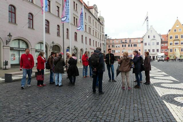 hier ist der "große Unbekannte, den A. Haack erwähnte, gut zu sehen ...... es war nur ein etwas angetrunkener, einsamer, mitteilungsfreudiger junger Mann, der Kontakt suchte und sich zu unserer Gruppe gesellte ....