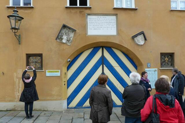 ... Eingang zur Fuggerei ...
