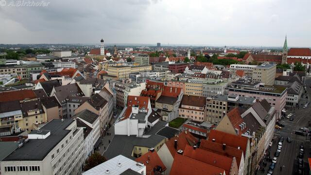 Der Block oben links ist das Theater