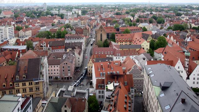 In der Mitte mit der markanten Backstein-Giebelseite ist die Barfüßerkirche